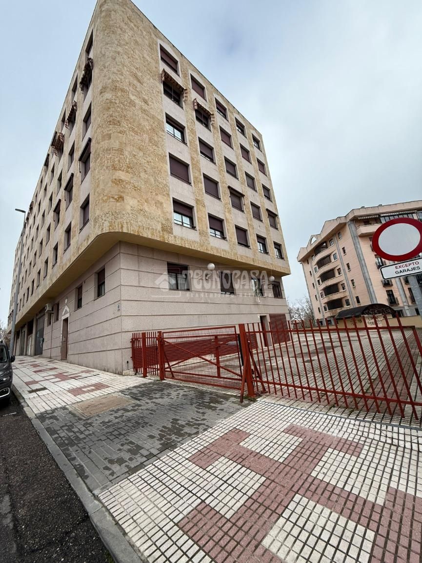 Vista exterior de Garatge de lloguer en Salamanca Capital
