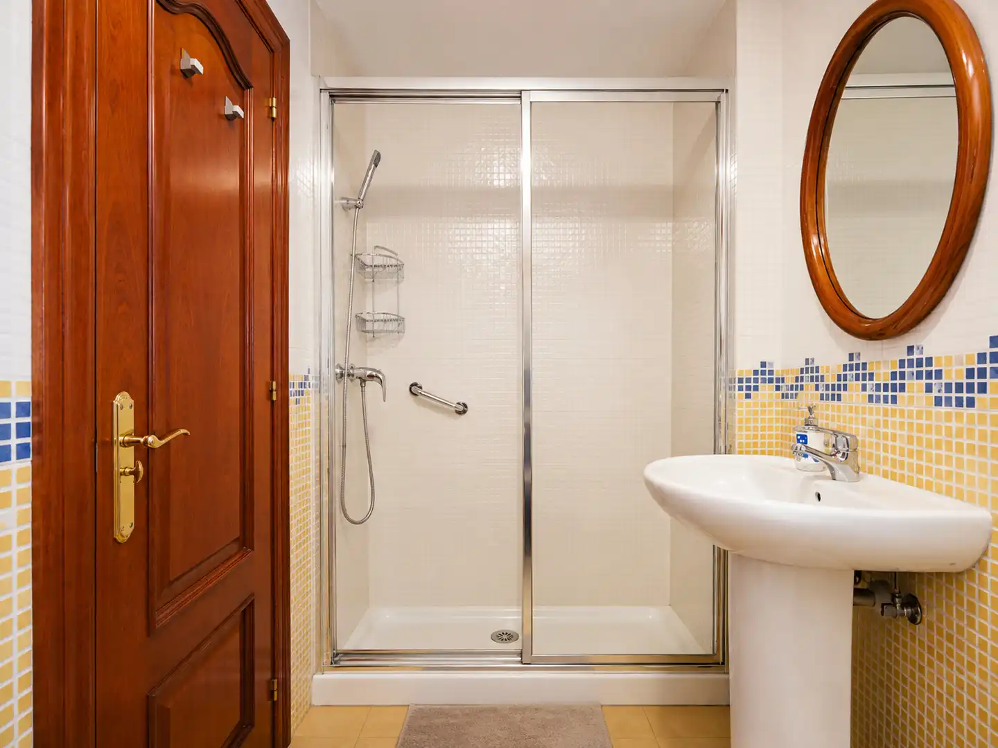 Bathroom of Flat for rent in Gijón   with Heating, Parquet flooring and Furnished