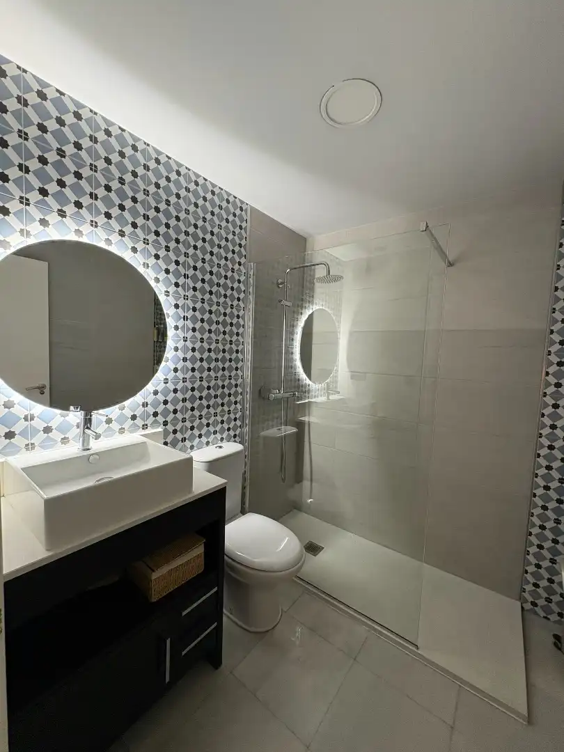 Bany de Apartament de lloguer en A Coruña Capital  amb Calefacció, Traster i Forn