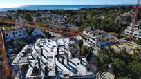 Vista exterior de Àtic en venda en Marbella amb Aire condicionat, Terrassa i Piscina