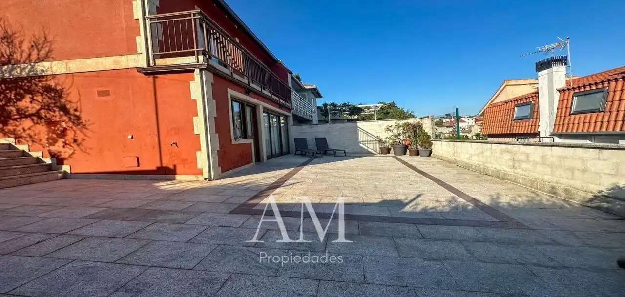 Vista exterior de Casa o xalet en venda en Nigrán amb Calefacció, Jardí privat i Terrassa