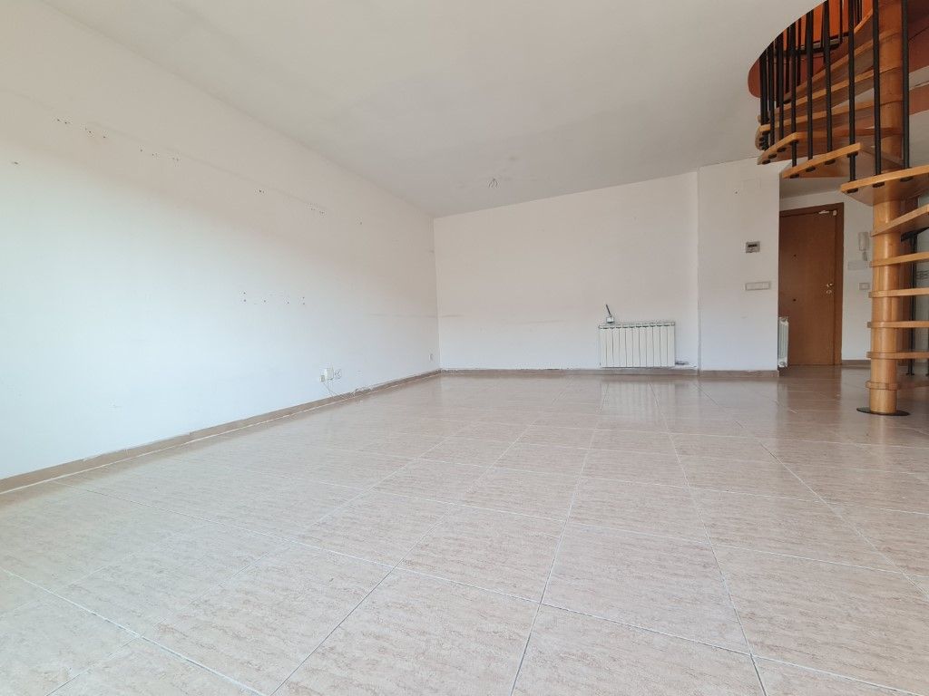 Flat for sale in Salt  with Balcony