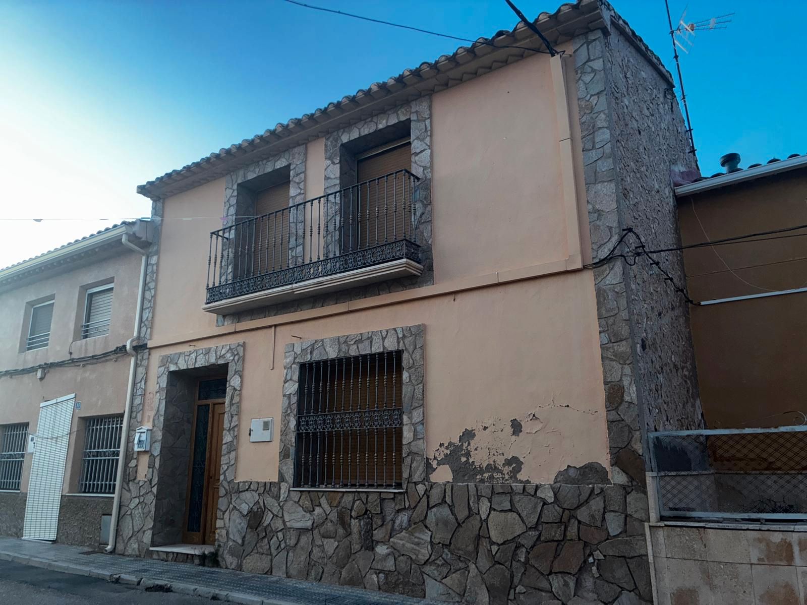 Vista exterior de Casa adosada en venda en El Pinós / Pinoso