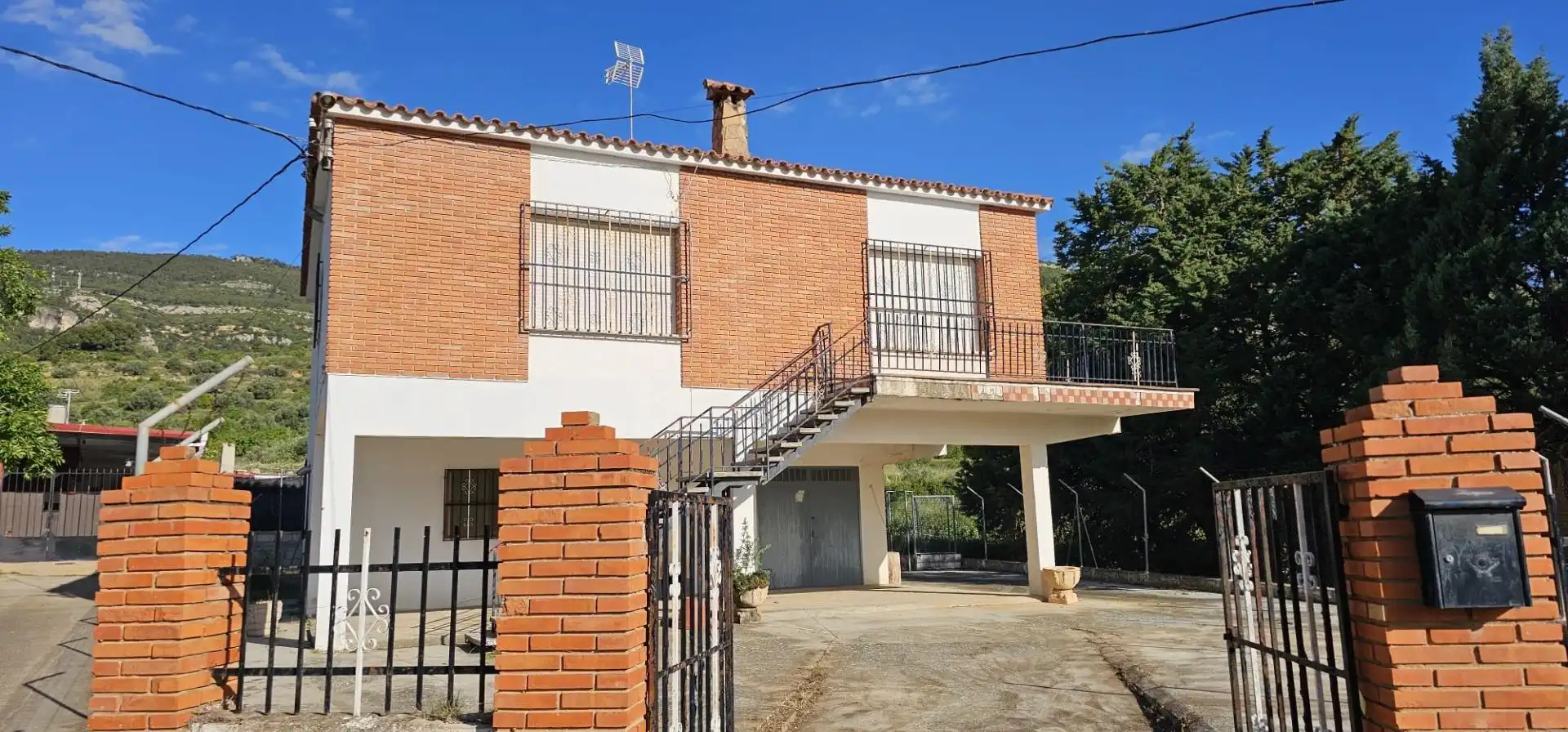 Vista exterior de Casa o chalet en venta en Chera con Terraza y Balcón