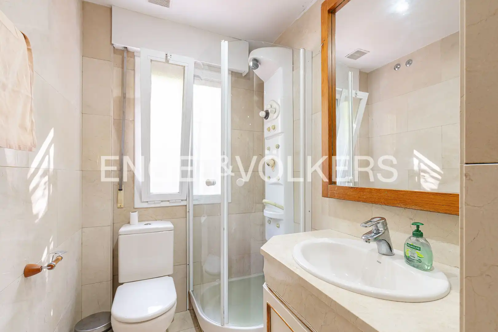 Baño de Casa adosada en venta en Madrid con Aire acondicionado, Calefacción y Jardín privado