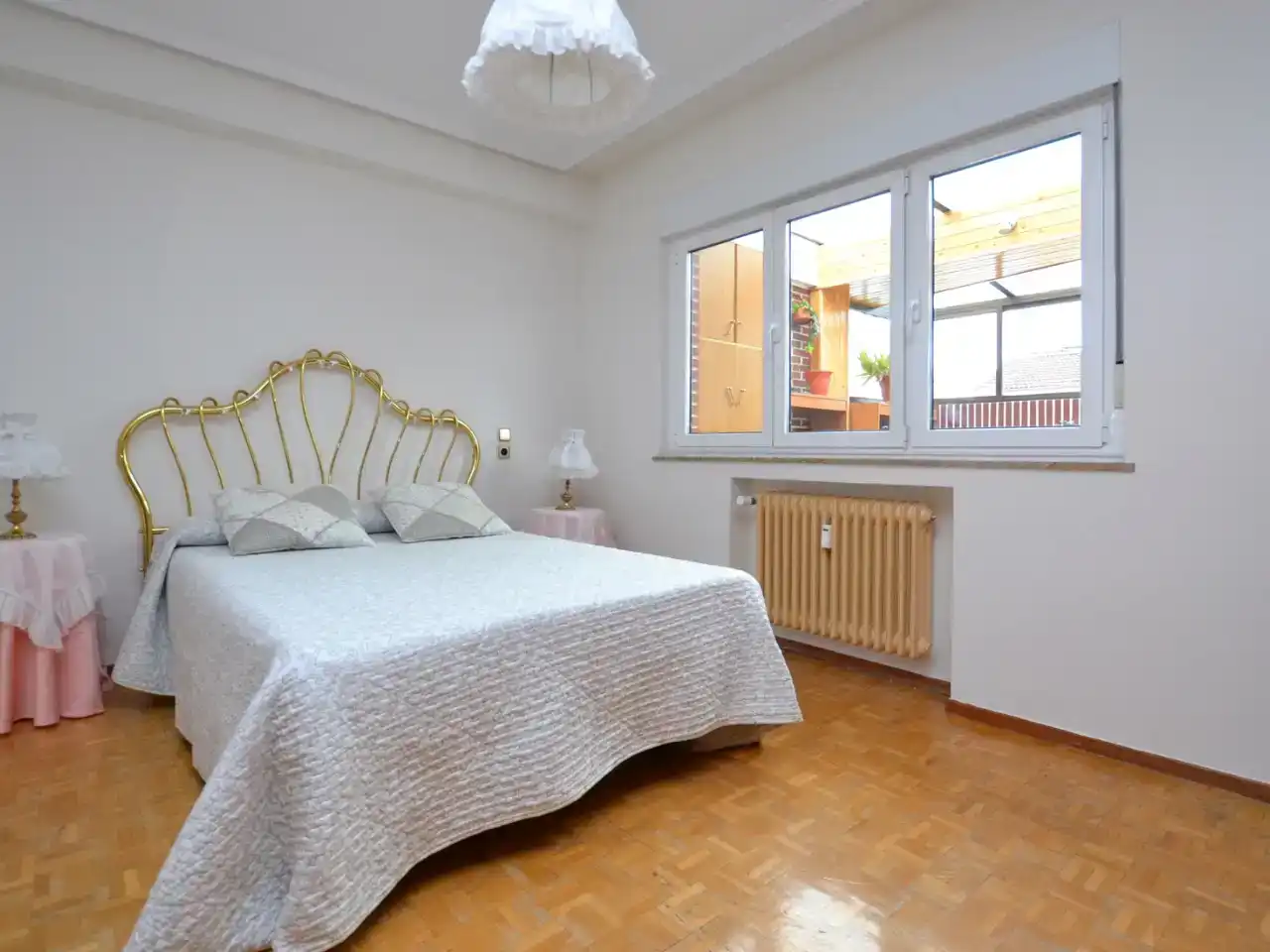 Dormitori de Àtic en venda en Oviedo  amb Parquet, Traster i Moblat