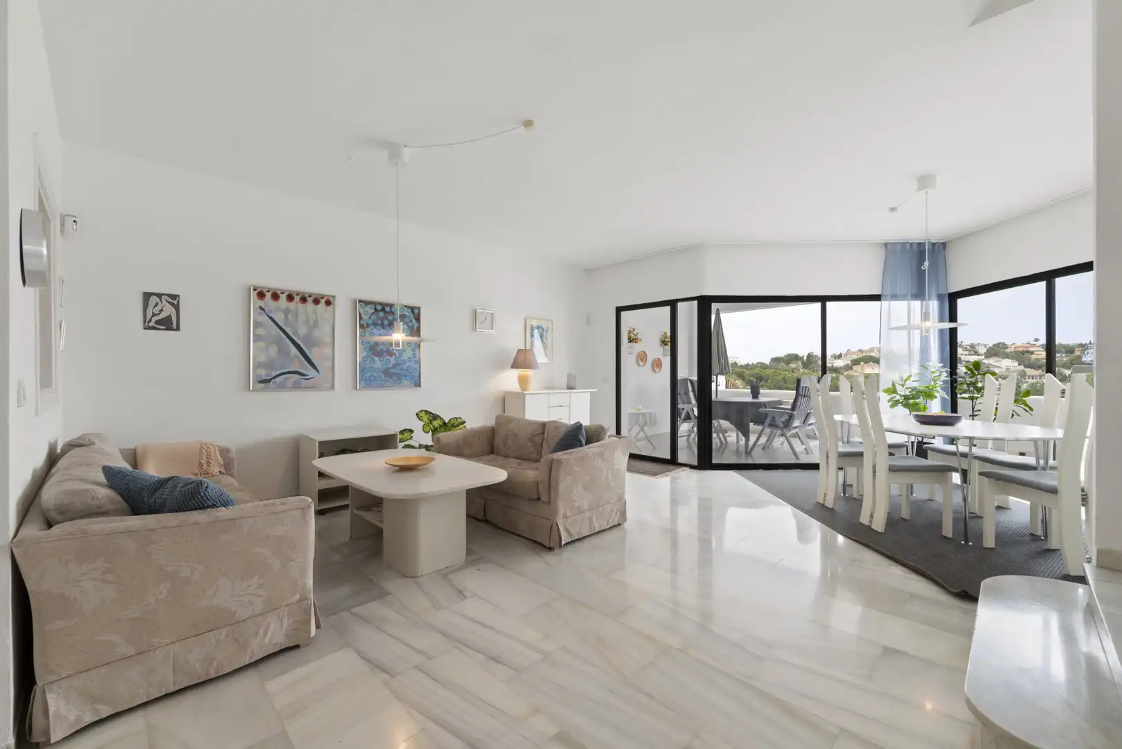 Sala d'estar de Casa adosada en venda en Benalmádena amb Terrassa, Piscina i Moblat