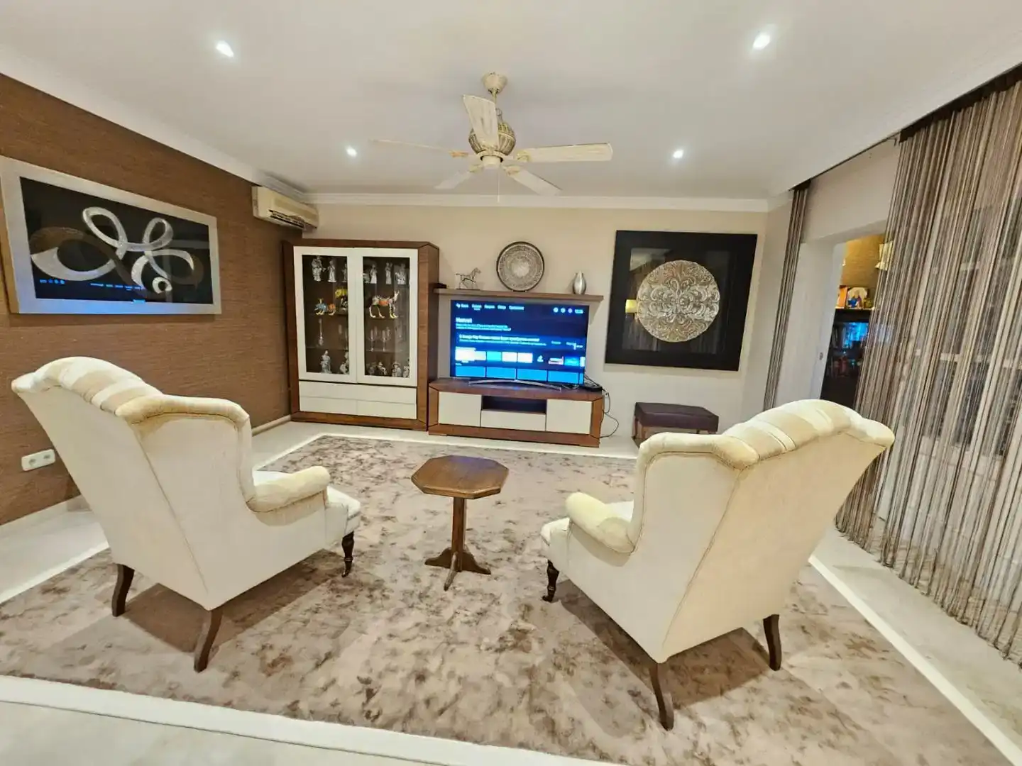 Wohnzimmer von Wohnung zur Miete in Mijas mit Klimaanlage, Privatgarten und Parkett