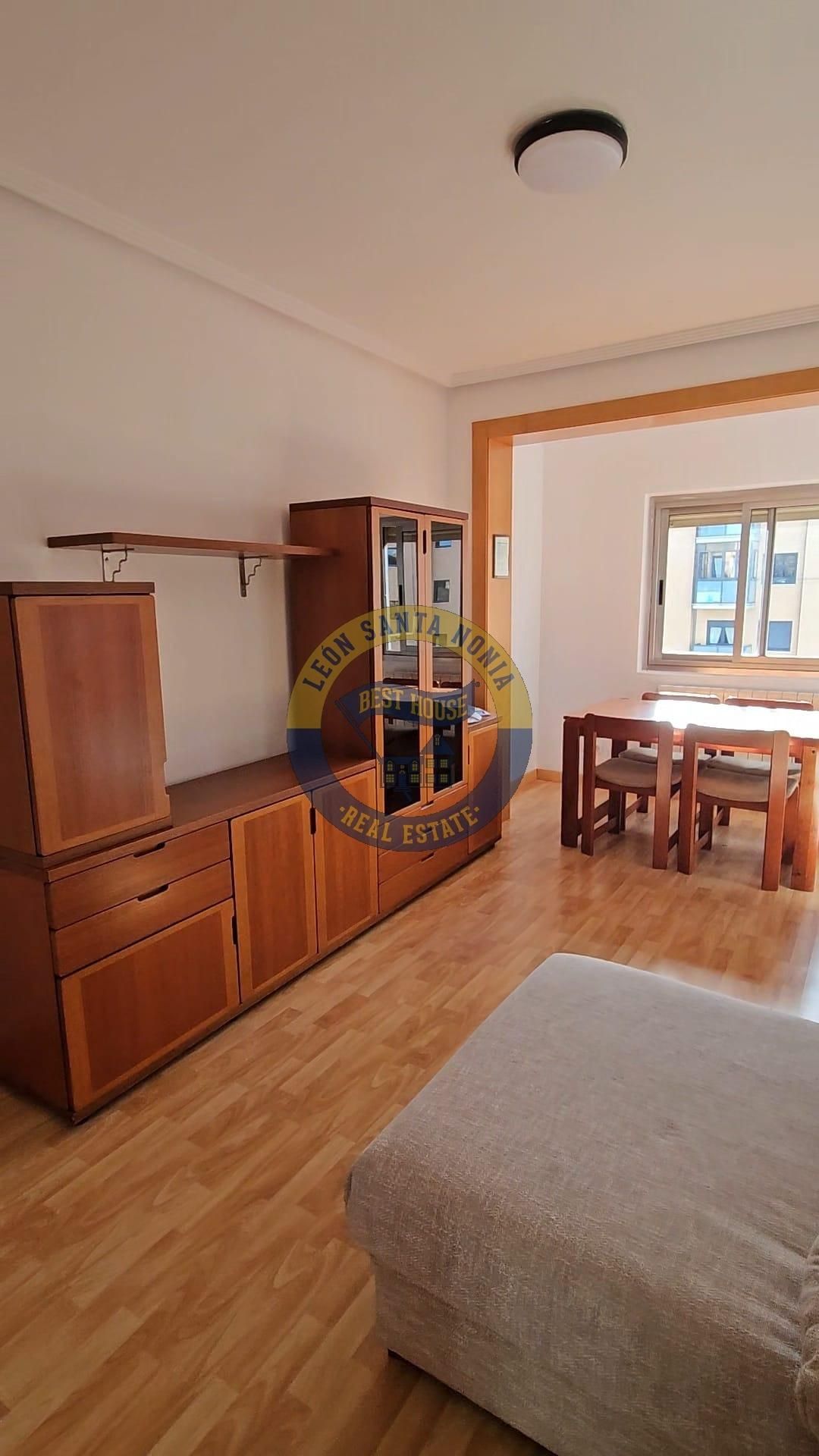 Dormitori de Pis de lloguer en León Capital  amb Calefacció i Traster