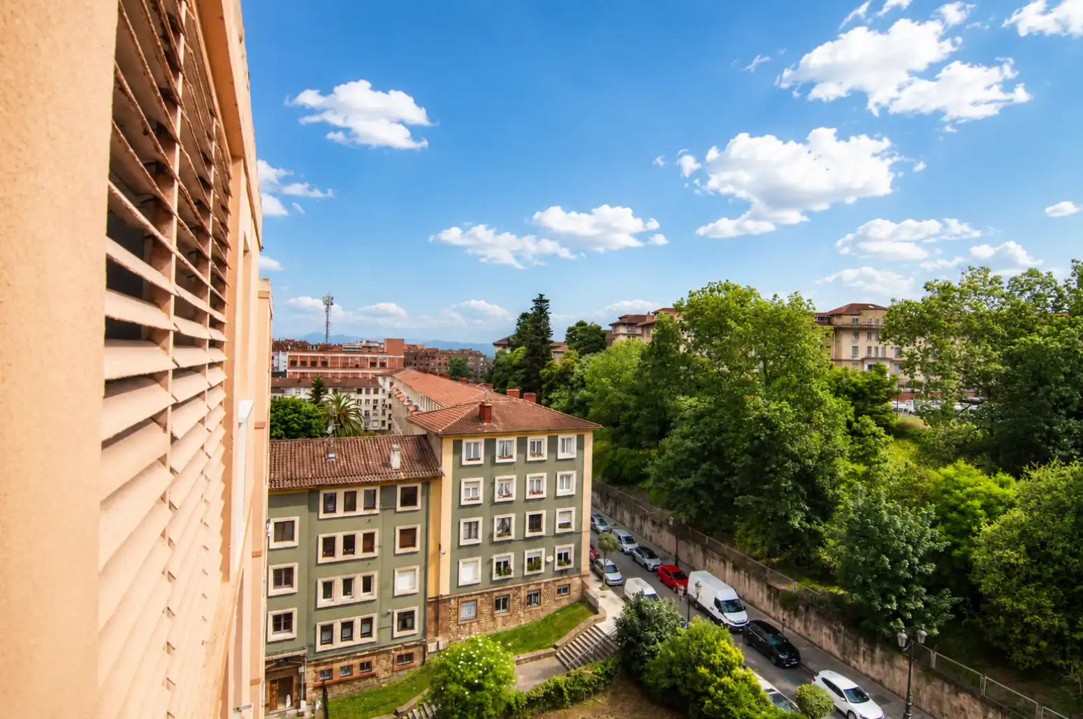 Vista exterior de Piso en venta en Oviedo  con Calefacción y Parquet