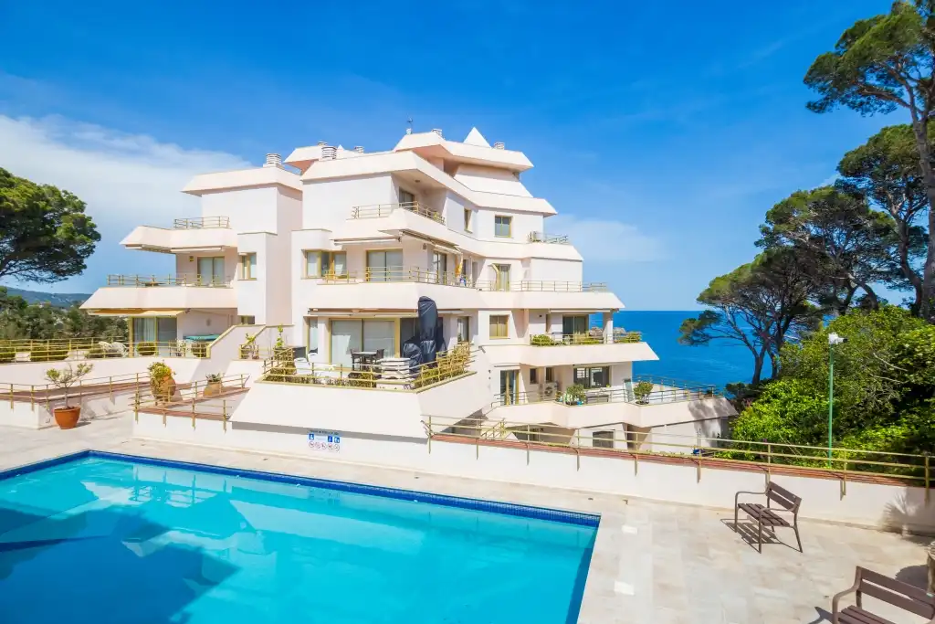 Schwimmbecken von Wohnungen zum Verkauf in Castell d'Aro, Platja d'Aro i s'Agaró mit Klimaanlage, Heizung und Terrasse