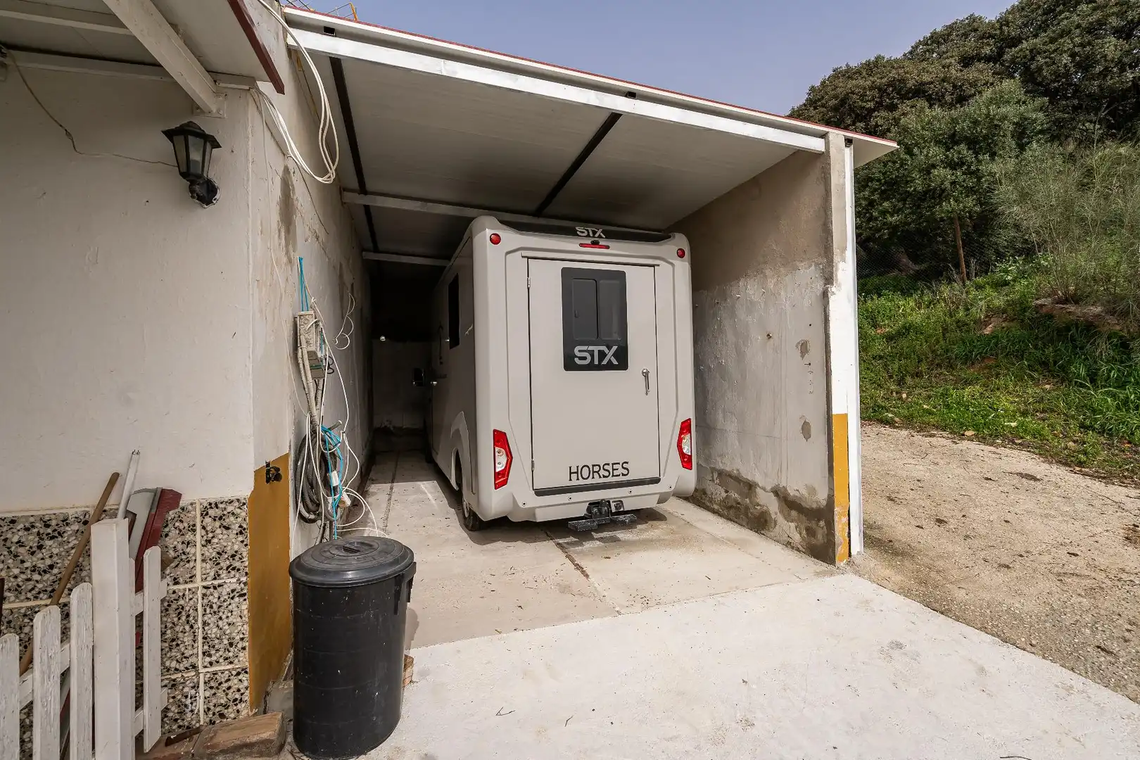Parking de Finca rústica en venta en Villanueva de la Concepción con Terraza, Piscina y Amueblado