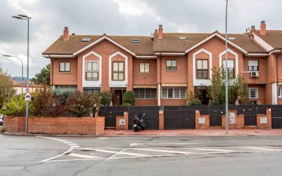 Exterior view of House or chalet for sale in Alcalá de Henares  with Air Conditioner, Heating and Private garden