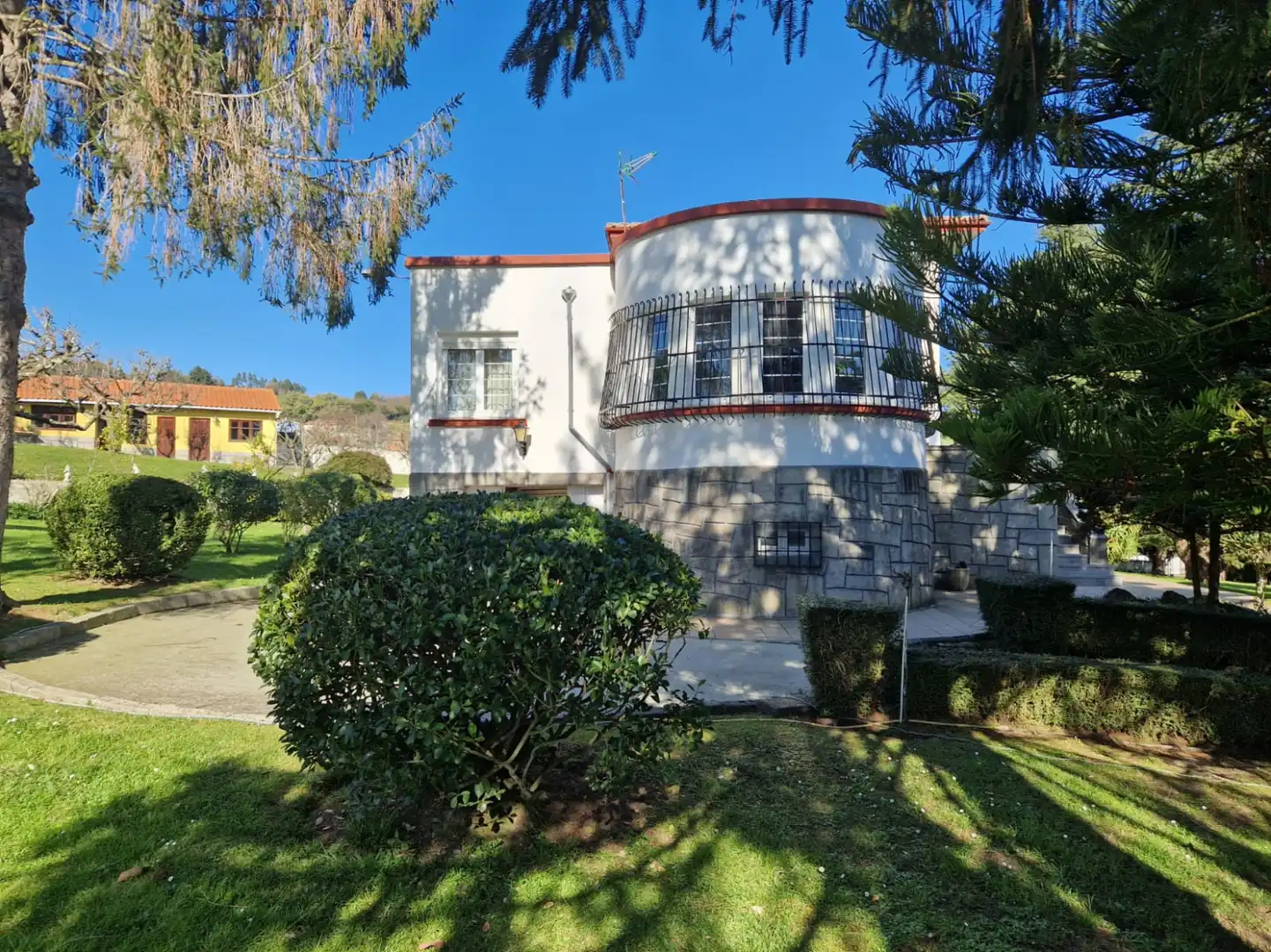 Vista exterior de Casa o xalet en venda en Castrillón amb Calefacció, Terrassa i Traster