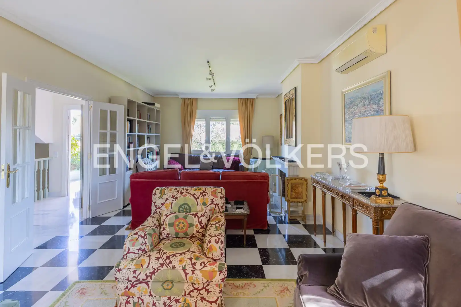 Sala d'estar de Casa o xalet en venda en Boadilla del Monte amb Aire condicionat, Calefacció i Jardí privat