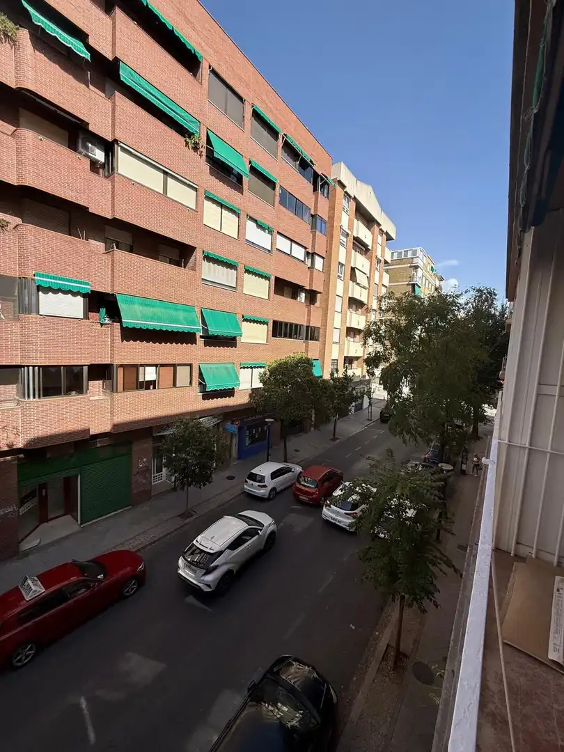 Vista exterior de Pis de lloguer en Granada amb Calefacció, Terrassa i Moblat