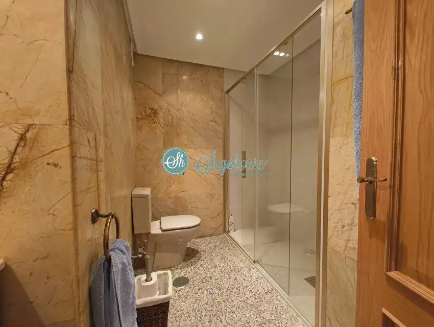 Baño de Piso de alquiler en Segovia con Calefacción y Parquet