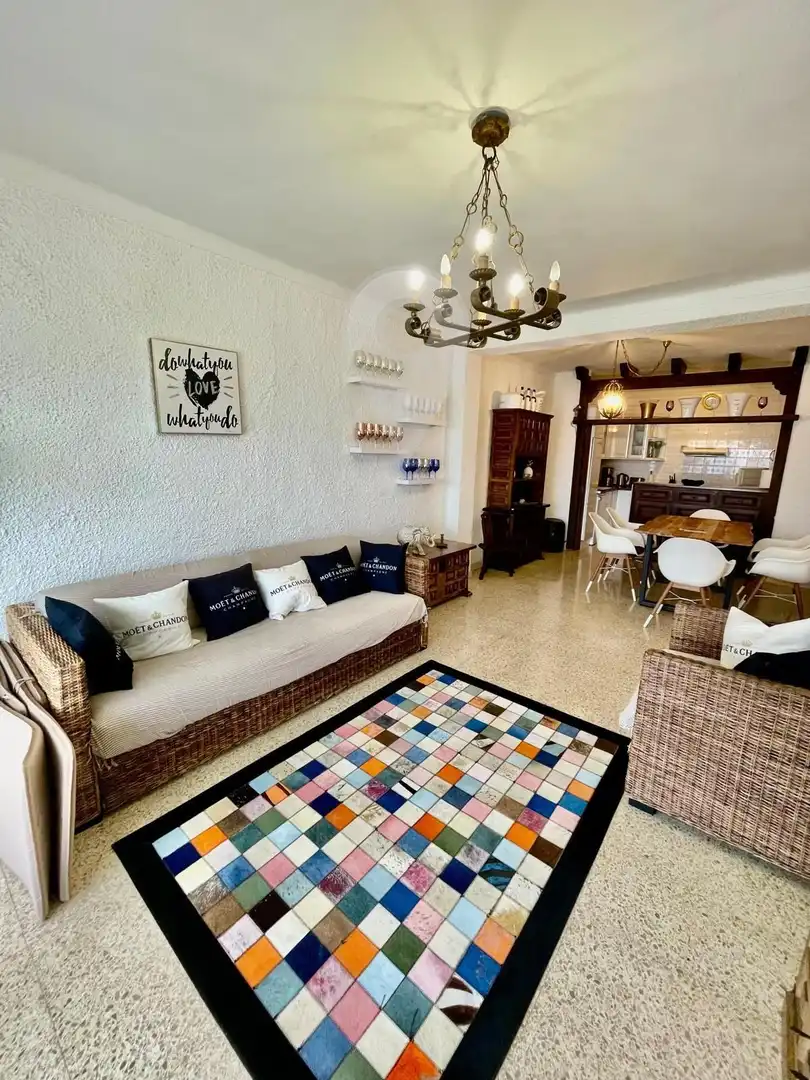 Sala de estar de Piso en venta en Roses con Aire acondicionado, Trastero y Amueblado