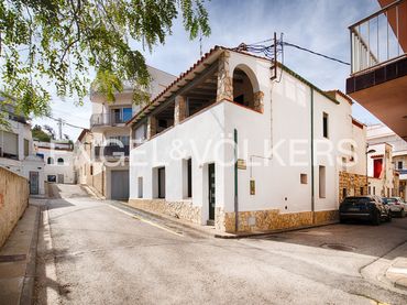 Casa con balcone in vendita a Carrer Gravina