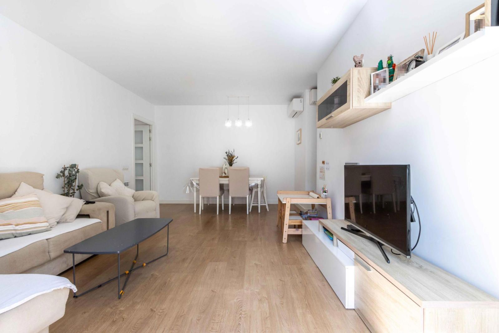 Sala d'estar de Pis en venda en Barberà del Vallès amb Aire condicionat, Parquet i Terrassa