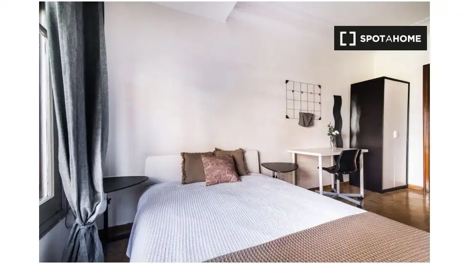 Bedroom of Flat for share in Madrid  with Air Conditioner, Heating and Furnished