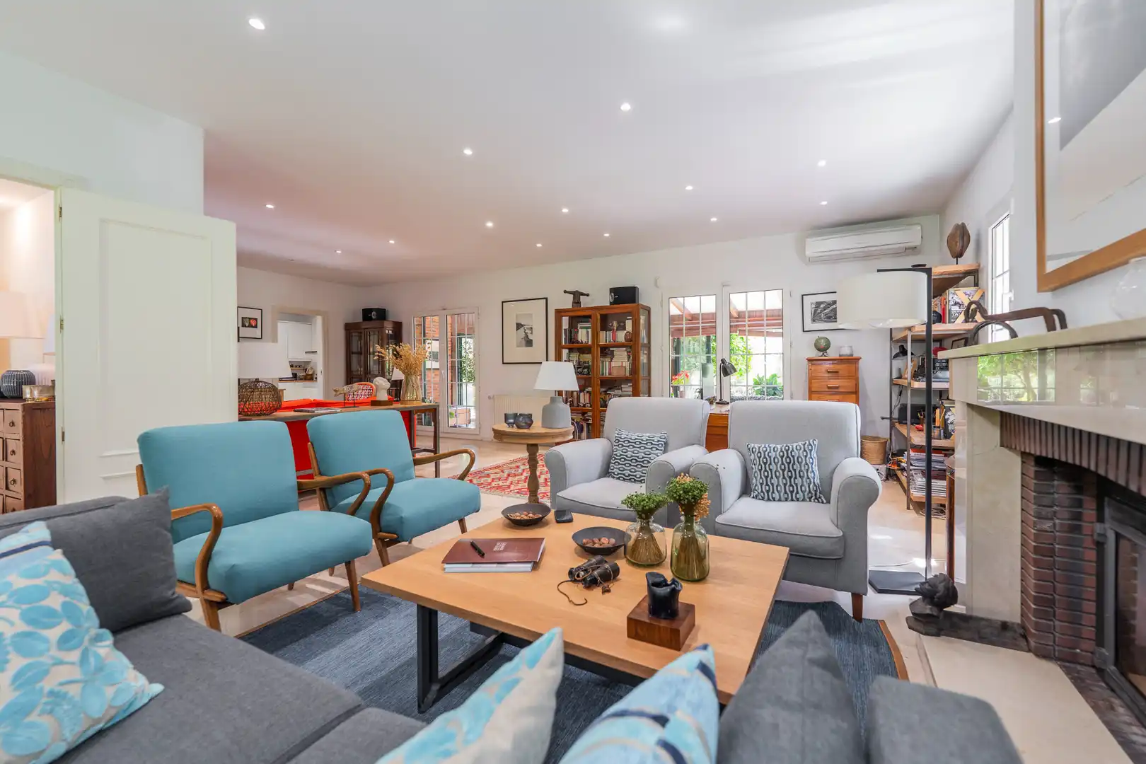 Living room of Houses for sale in Madrid  with Air Conditioner, Private garden and Swimming Pool