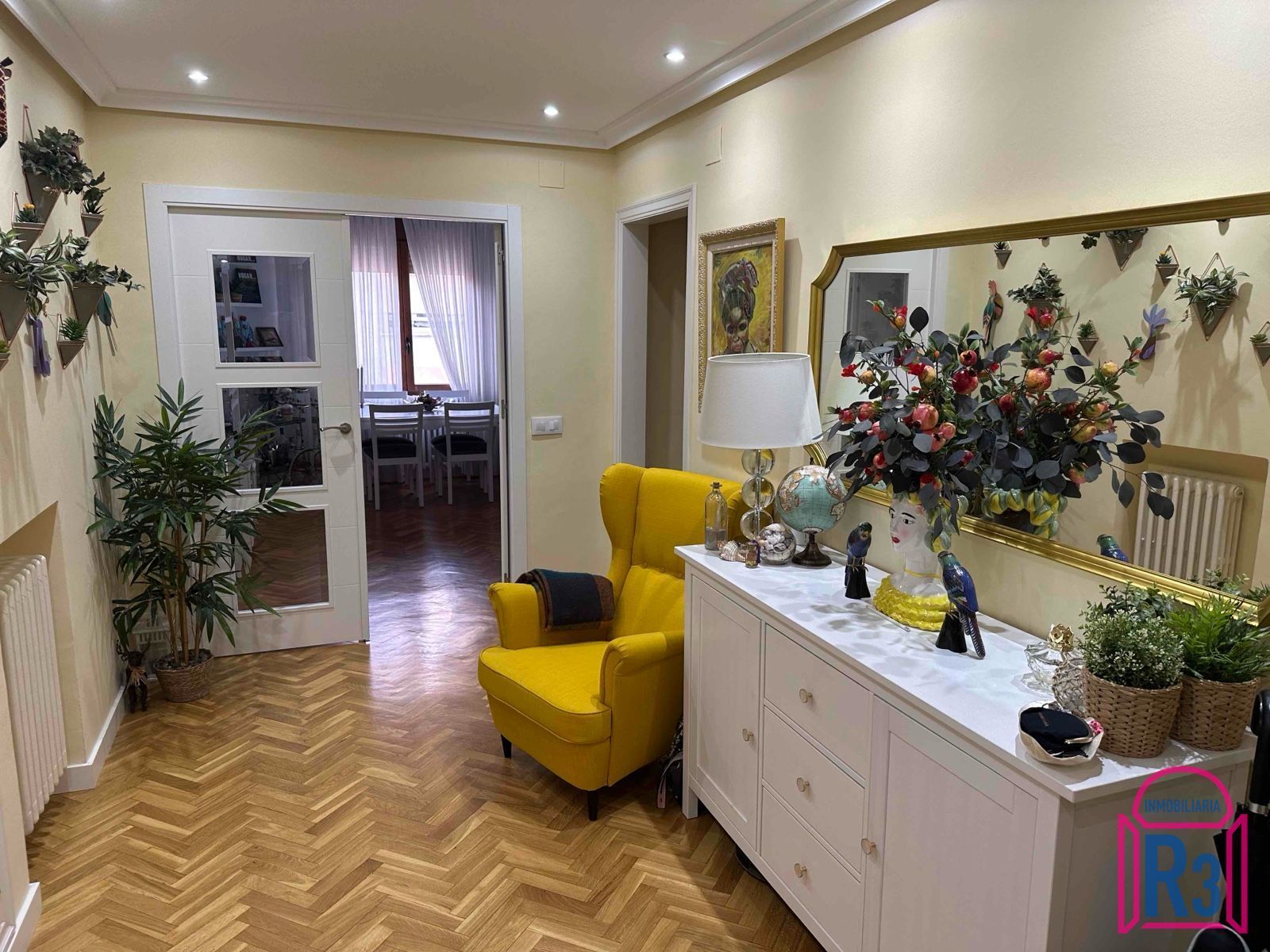 Sala d'estar de Pis en venda en León Capital  amb Calefacció i Traster
