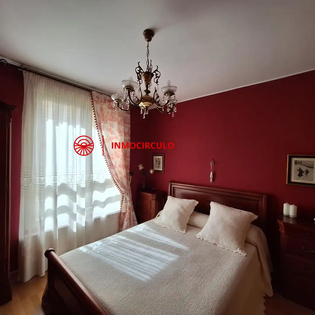 Dormitori de Casa adosada en venda en Burgos amb Jardí privat, Terrassa i Traster