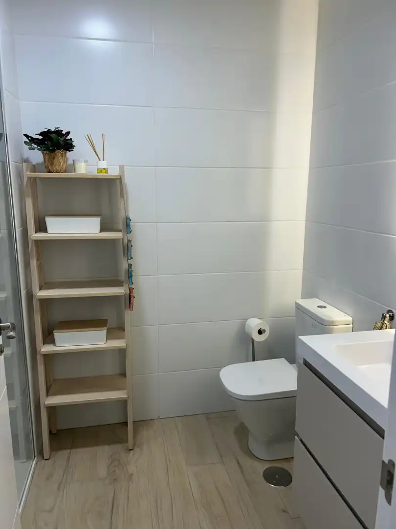 Bany de Apartament de lloguer en Chipiona amb Aire condicionat, Calefacció i Terrassa