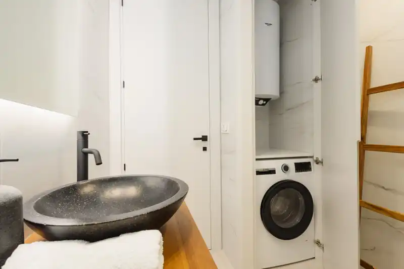 Badezimmer von Wohnungen zur Miete in Marbella mit Klimaanlage, Möbliert und Fernseher