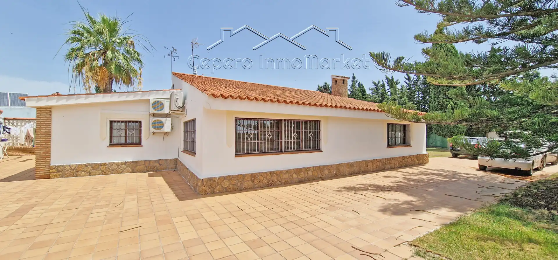Vista exterior de Casa o xalet en venda en El Puerto de Santa María amb Aire condicionat, Jardí privat i Piscina