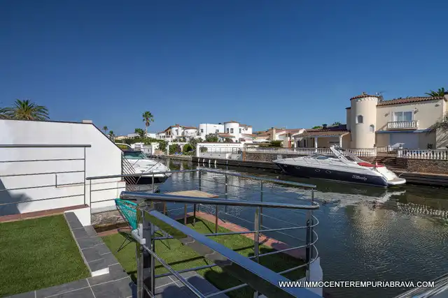 Exterior view of Houses for sale in Empuriabrava  with Air Conditioner, Heating and Private garden