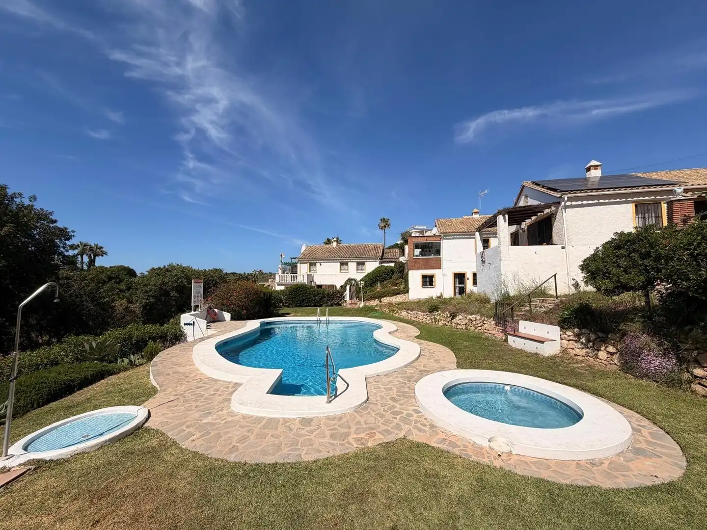 Piscina de Casa adosada de lloguer en Mijas amb Aire condicionat, Calefacció i Jardí privat