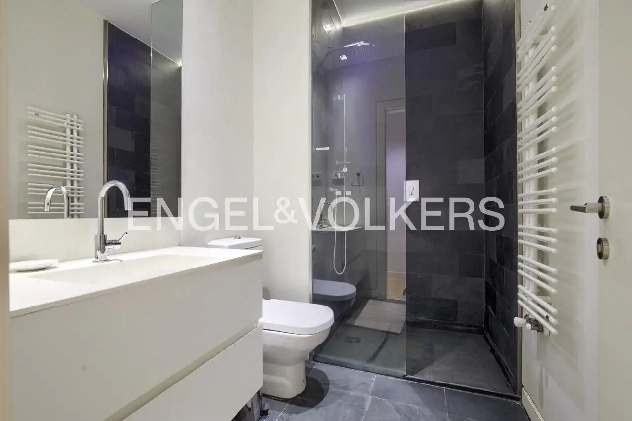 Baño de Piso de alquiler en Madrid con Aire acondicionado, Calefacción y Jardín privado