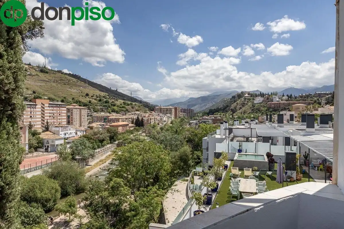 Vista exterior de Casa o xalet en venda en Granada amb Aire condicionat, Calefacció i Terrassa