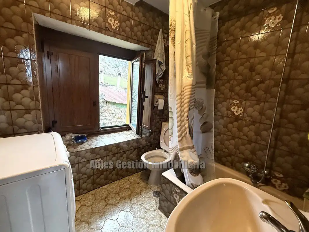 Badezimmer von Haus oder Chalet zum Verkauf in Quirós mit Heizung und Abstellraum