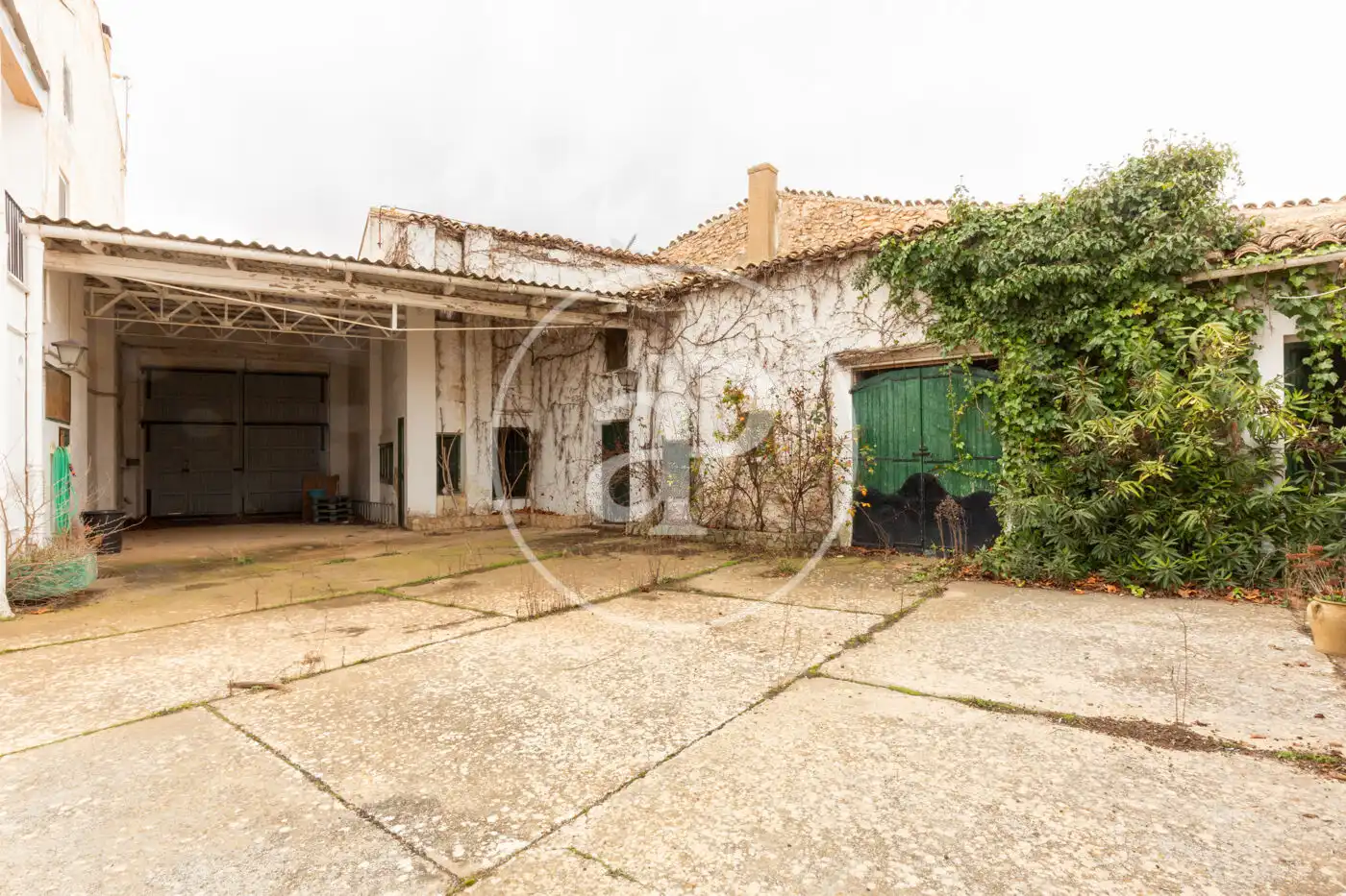 Vista exterior de Finca rústica en venda en Utiel amb Calefacció, Terrassa i Traster