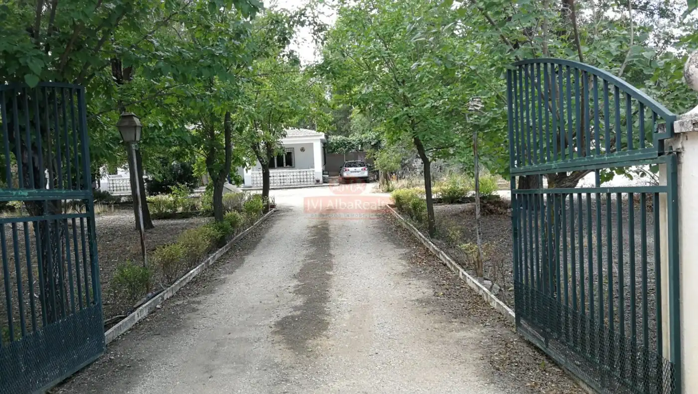 Vista exterior de Casa o chalet en venta en  Albacete Capital con Trastero y Balcón