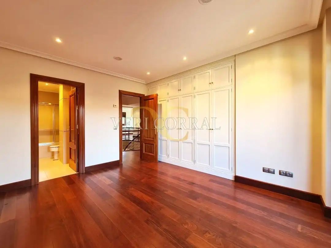 Habitación de Casa o chalet en venta en Oviedo  con Calefacción, Jardín privado y Terraza