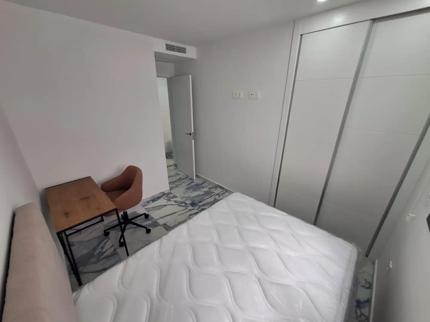 Schlafzimmer von Wohnungen zur Miete in Torrevieja mit Gemeinschaftspool