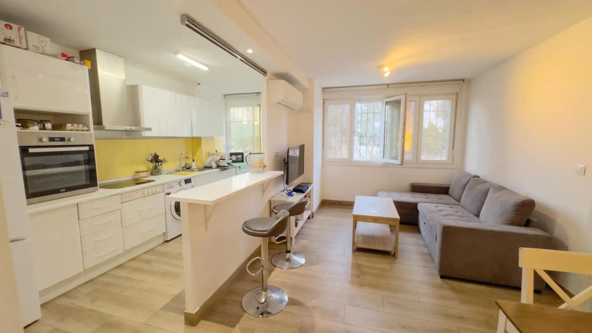 Kitchen of Flat for sale in  Sevilla Capital  with Air Conditioner and Furnished