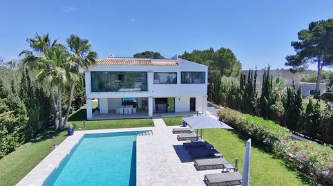 Villa con jardín y piscina cerca del mar en Porto Petro