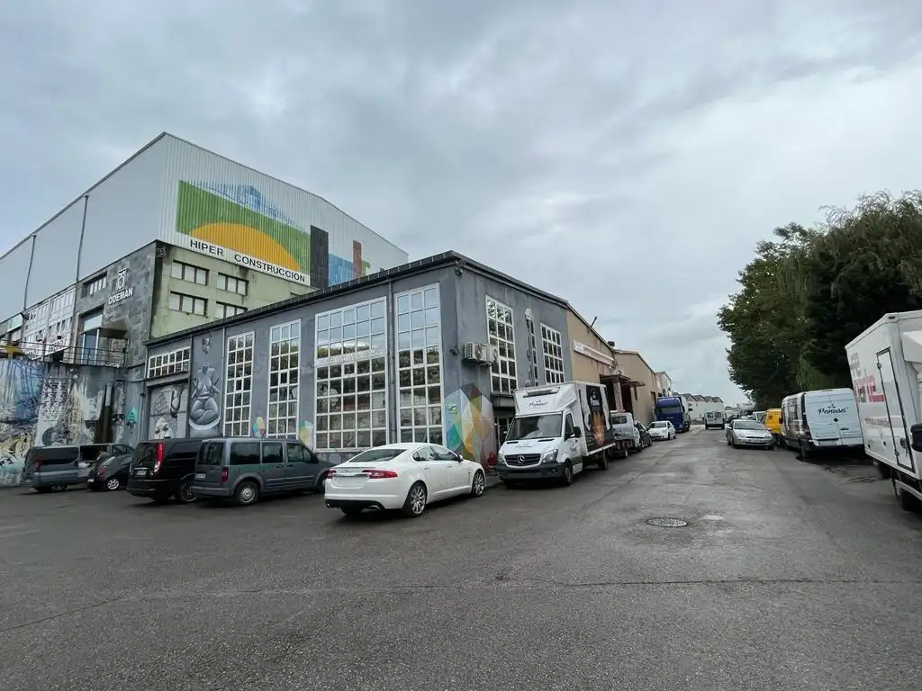 Außenansicht von Fabrikhallen zur Miete in Camargo