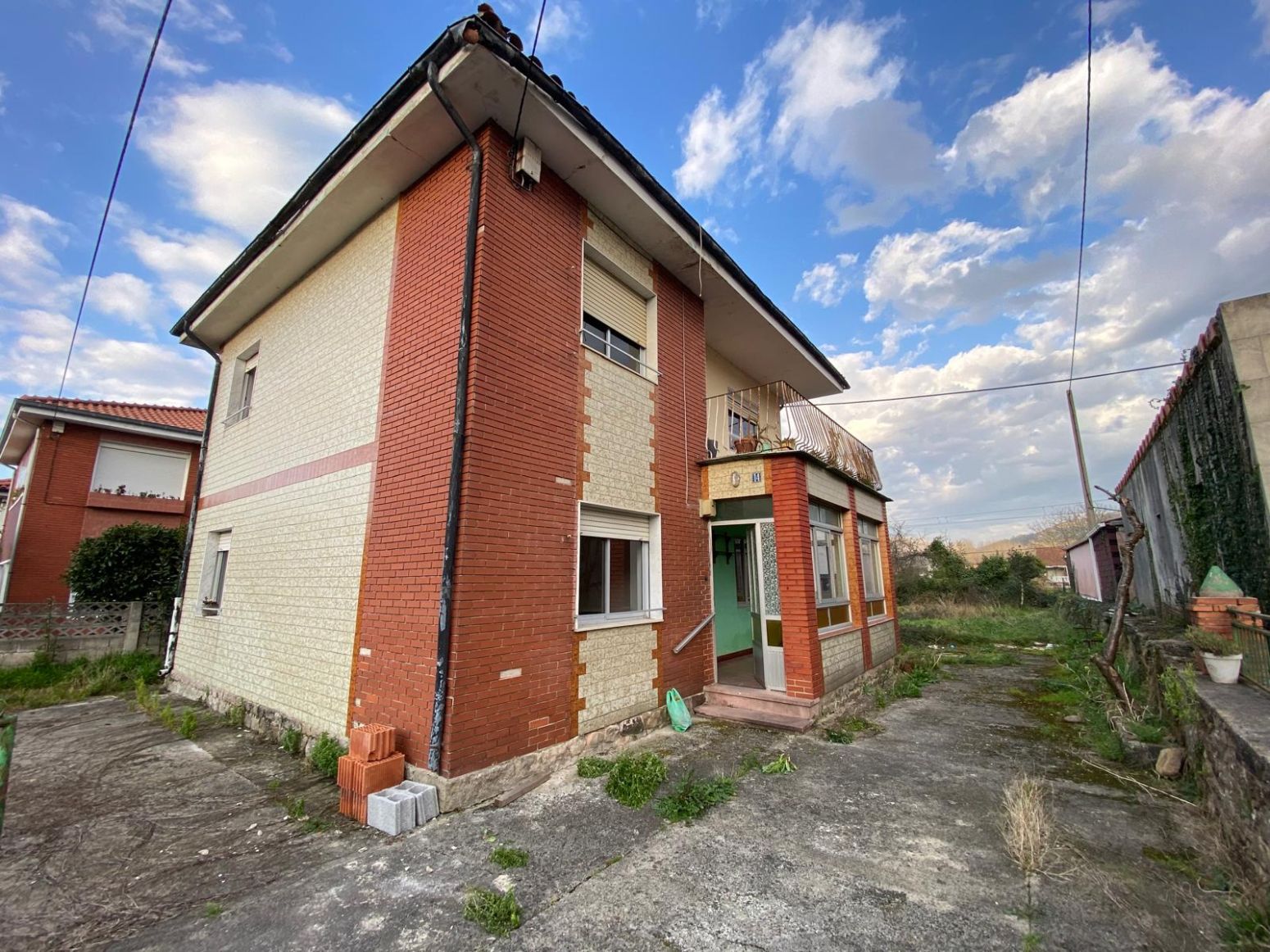 Vista exterior de Casa o chalet en venta en Los Corrales de Buelna  con Jardín privado, Parquet y Terraza