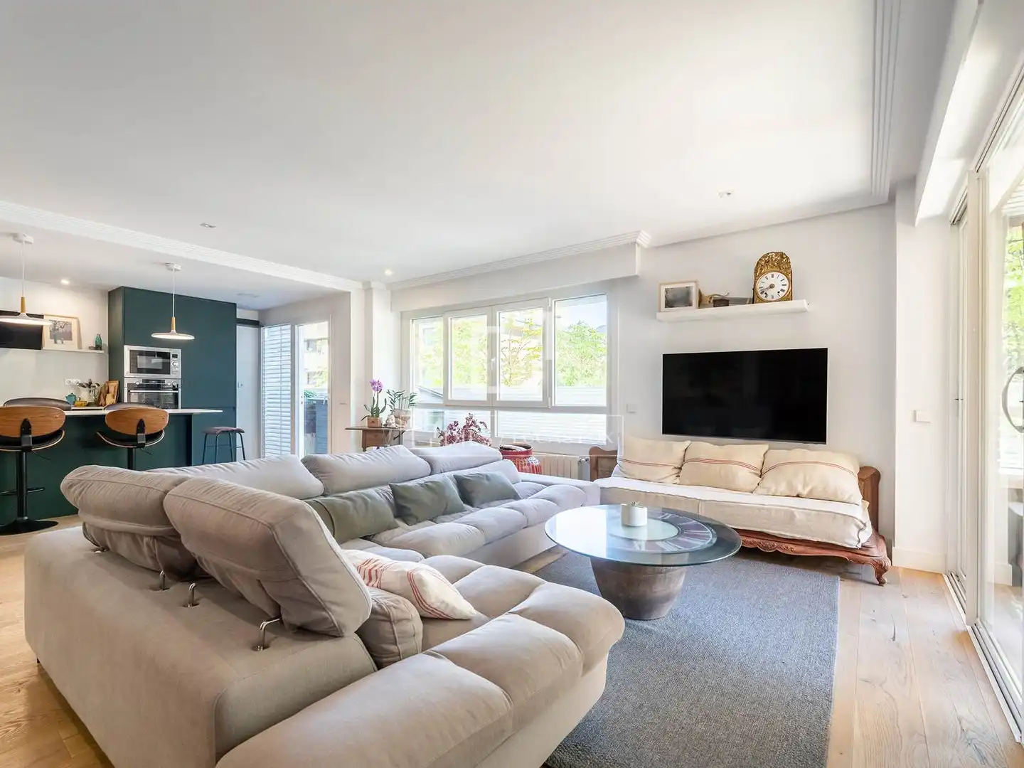Living room of Flat for sale in Majadahonda  with Air Conditioner, Terrace and Swimming Pool
