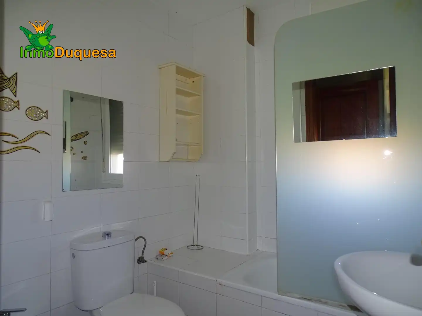 Bathroom of Flat for sale in Granada  with Air Conditioner, Heating and Storage room