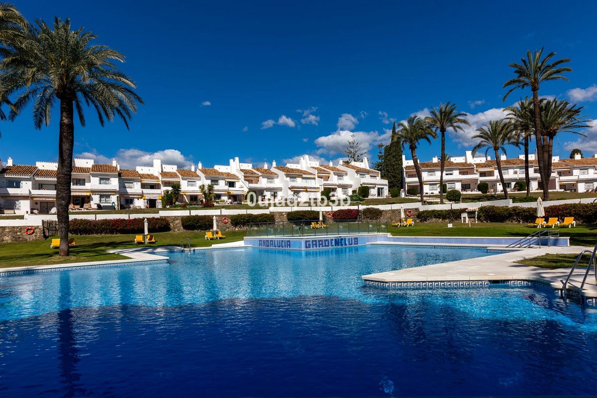 Vista exterior de Planta baixa en venda en Marbella amb Aire condicionat, Terrassa i Piscina comunitària