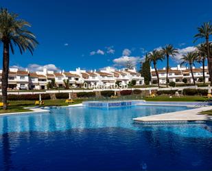 Vista exterior de Planta baixa en venda en Marbella amb Aire condicionat, Terrassa i Piscina comunitària