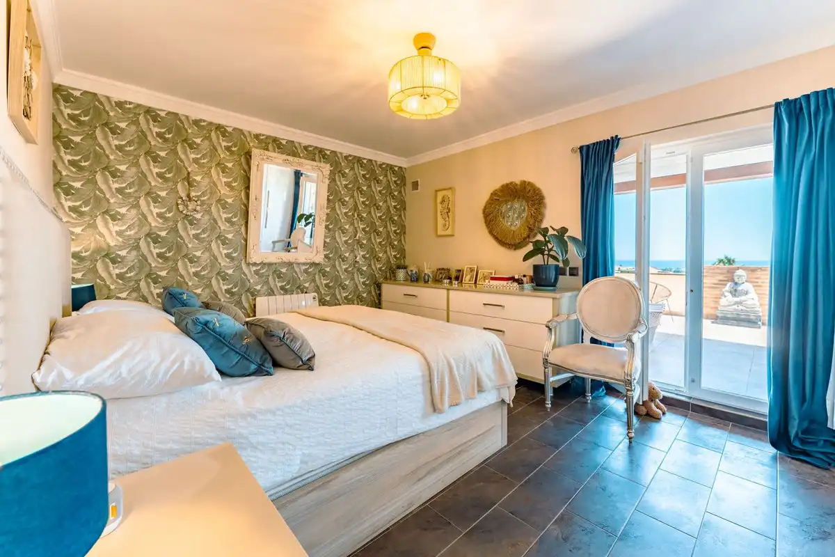 Dormitori de Casa o xalet en venda en Estepona amb Aire condicionat, Jardí privat i Terrassa