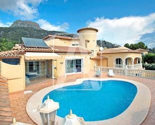 Vista exterior de Casa o xalet en venda en Calpe / Calp amb Aire condicionat, Terrassa i Piscina